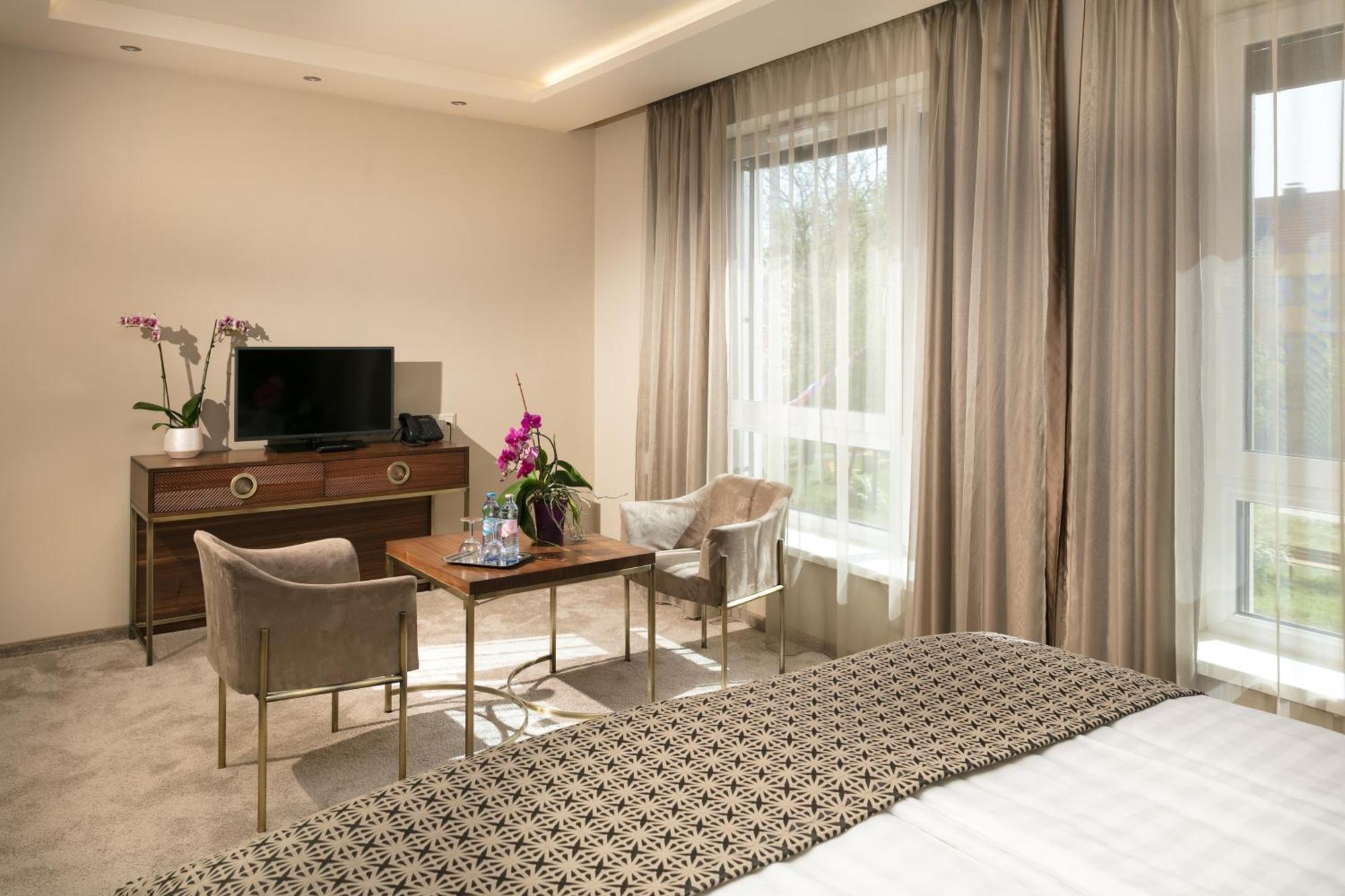Hotel Kalvaria Superior Győr Buitenkant foto