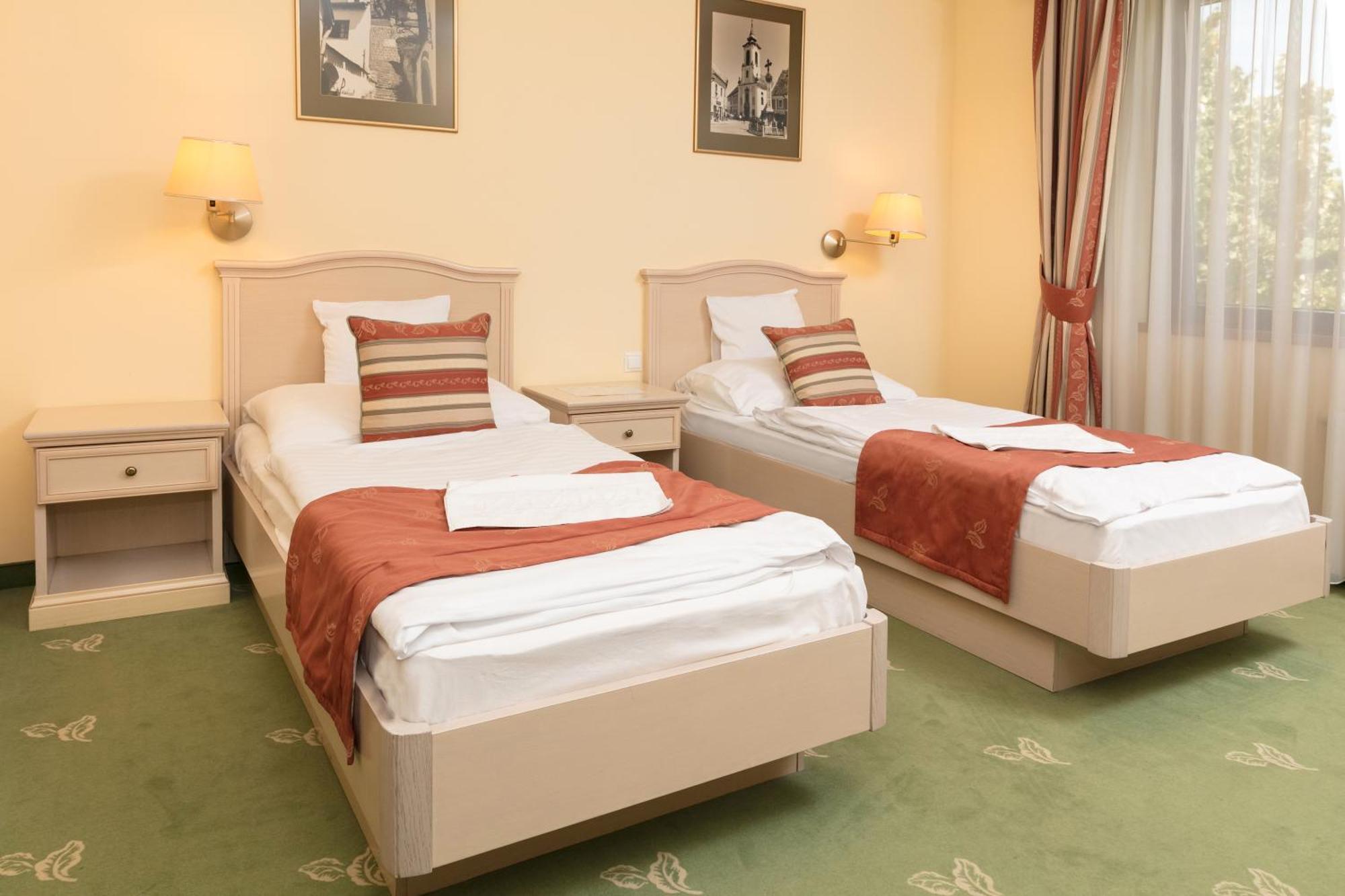 Hotel Kalvaria Superior Győr Buitenkant foto