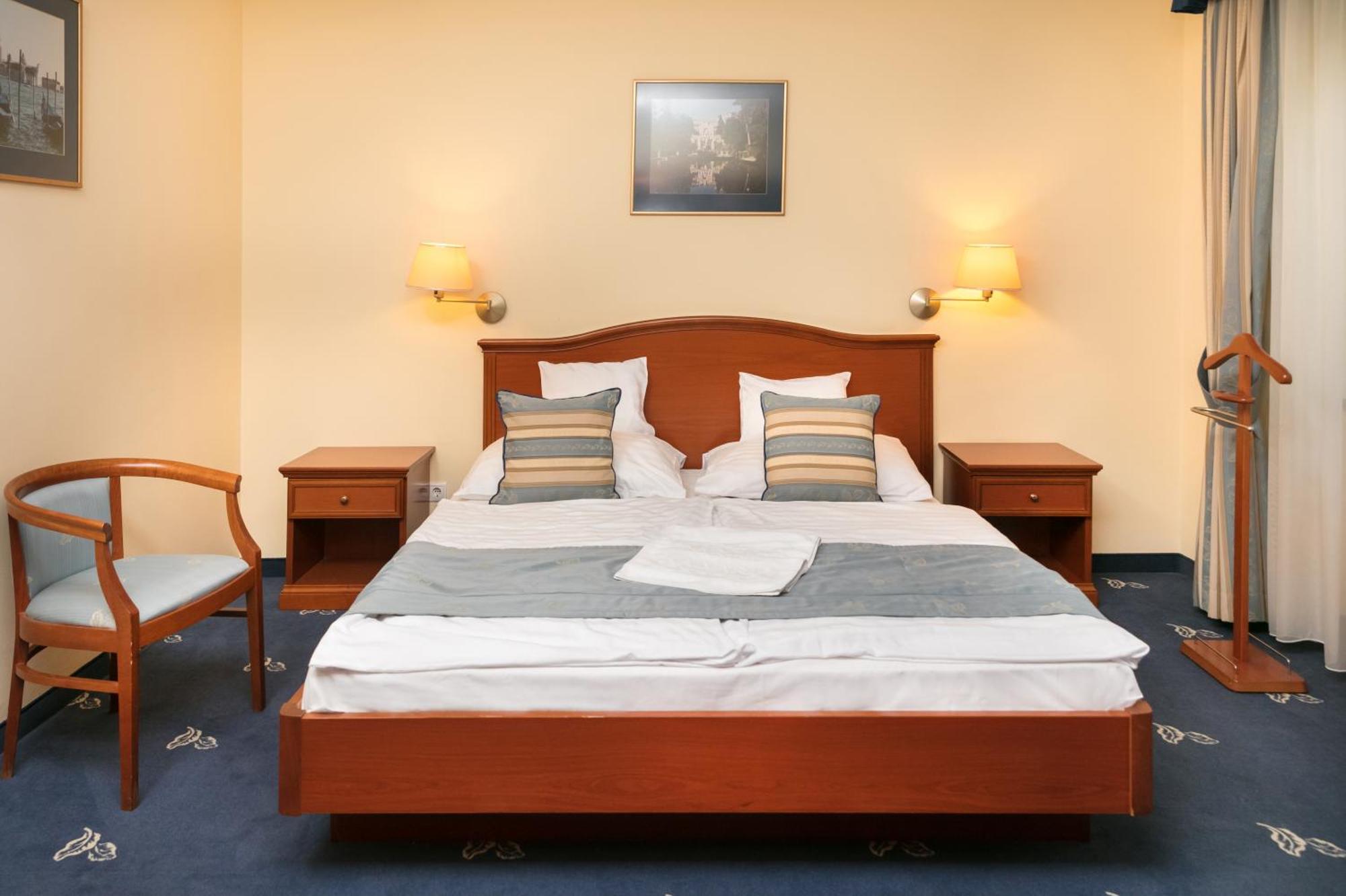 Hotel Kalvaria Superior Győr Buitenkant foto