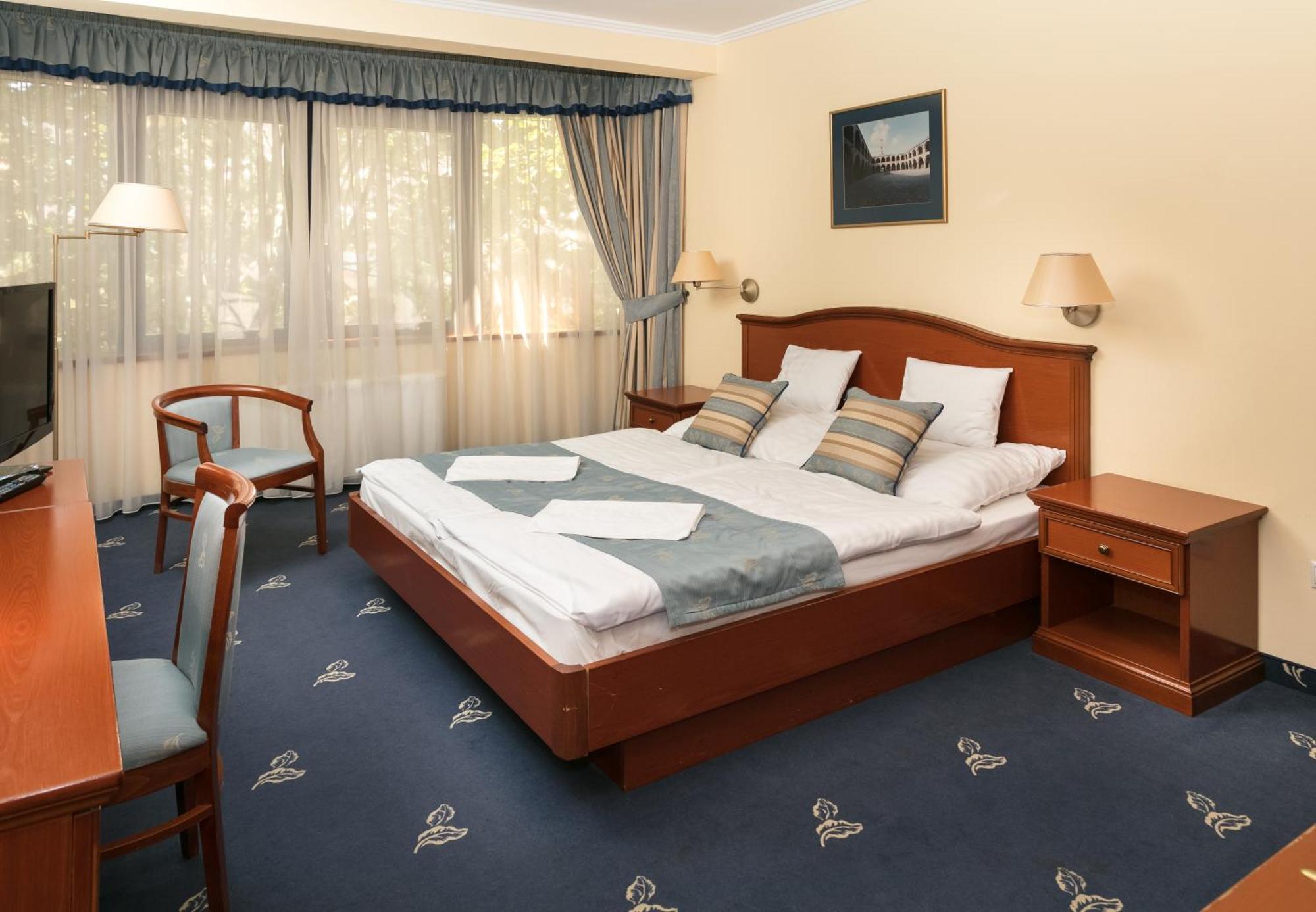 Hotel Kalvaria Superior Győr Buitenkant foto