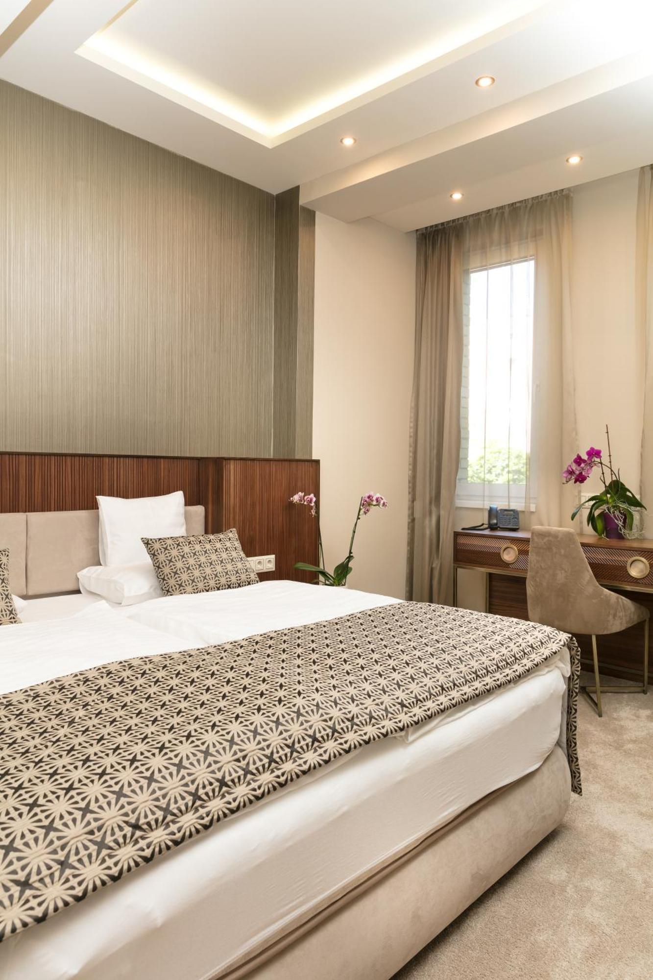 Hotel Kalvaria Superior Győr Buitenkant foto