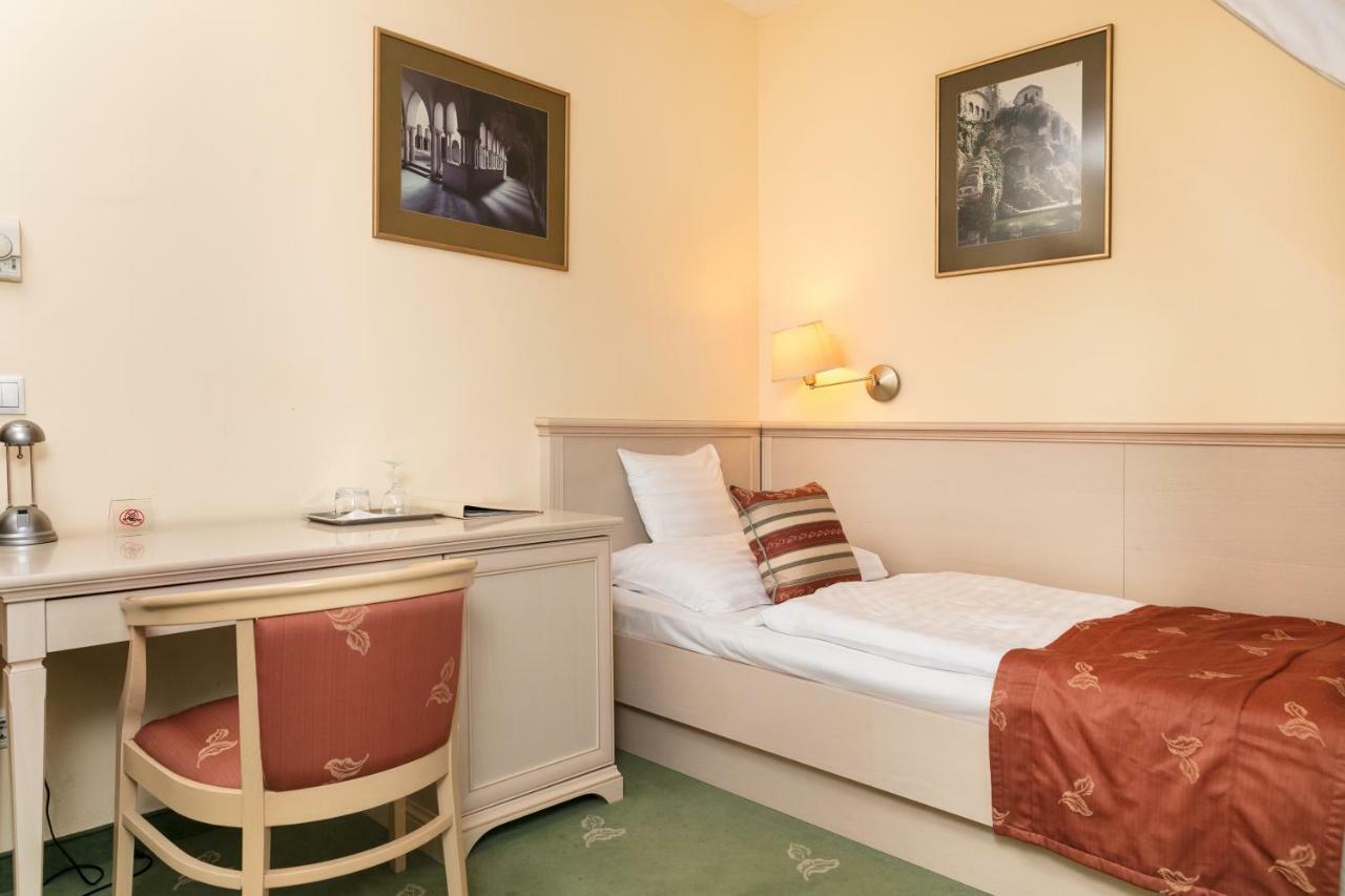 Hotel Kalvaria Superior Győr Buitenkant foto