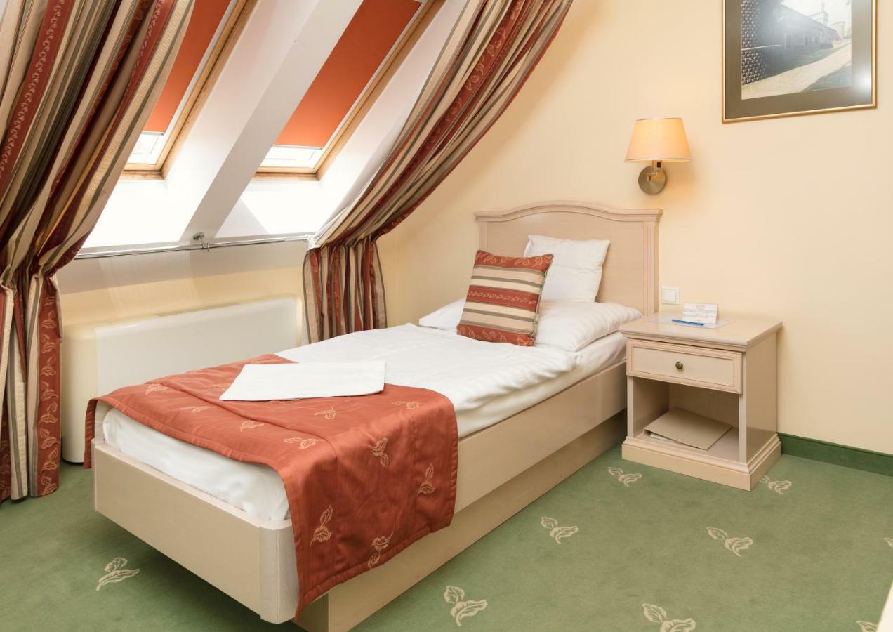 Hotel Kalvaria Superior Győr Buitenkant foto