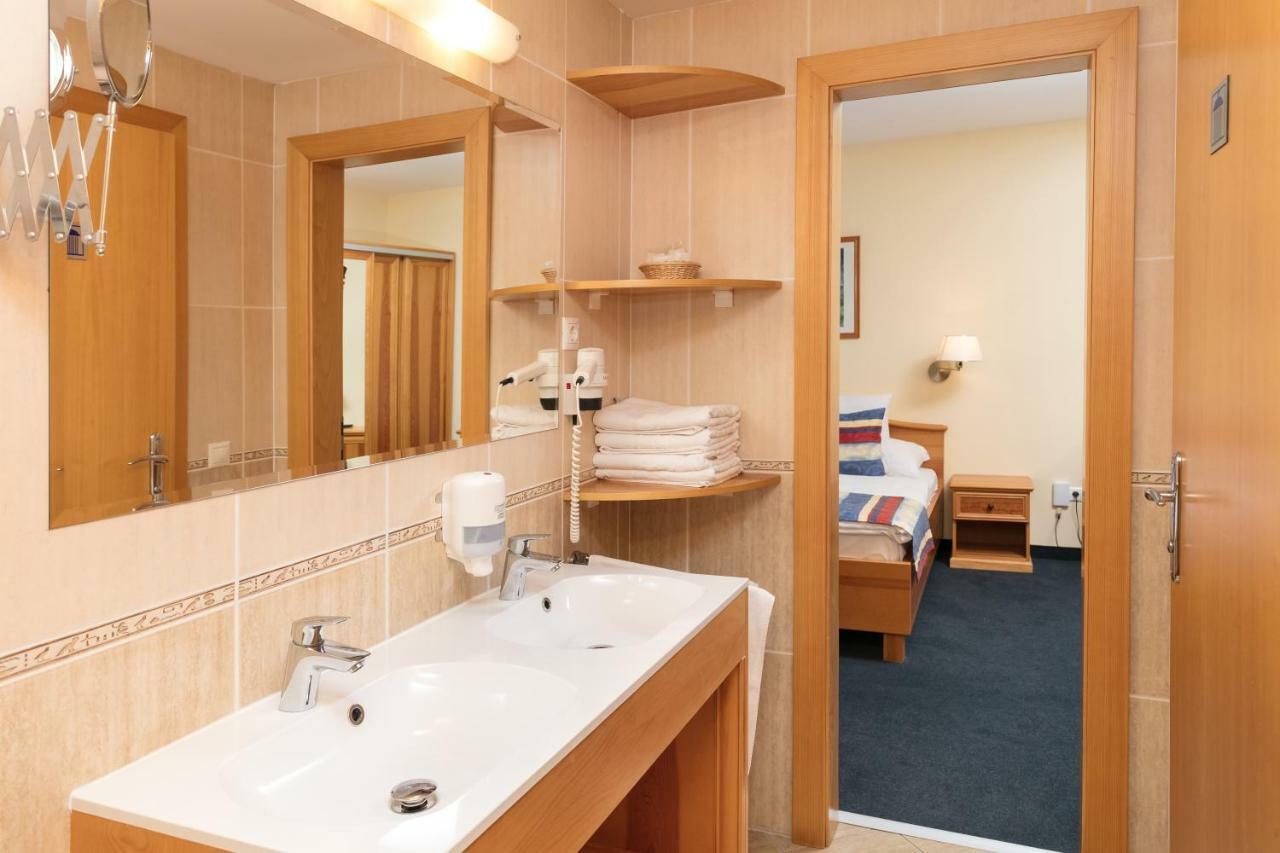 Hotel Kalvaria Superior Győr Buitenkant foto