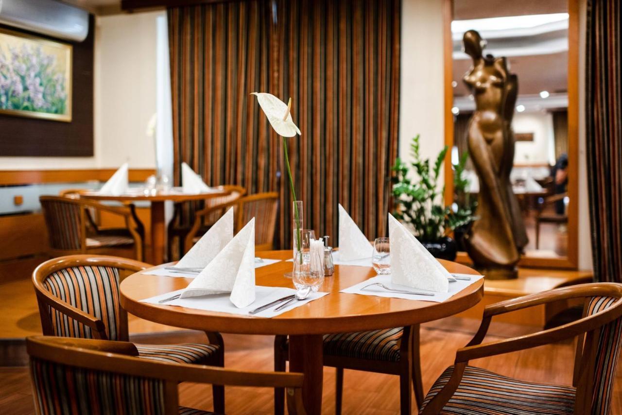 Hotel Kalvaria Superior Győr Buitenkant foto